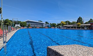 Das Freibad startet in die neue Saison. Rund eine Woche dauert es, bis das Becken vollgelaufen ist. Der Schritt ist allerdings schon getan. - Alex Wall
