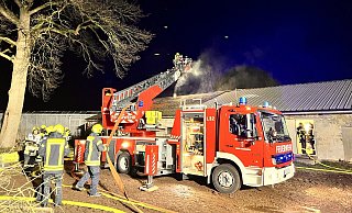 Um die Wasserversorgung für den Einsatz in Lintel im Kreis Gütersloh sicherzustellen, musste eine Schlauchleitung über eine längere Strecke verlegt werden. Der Einsatzleiter ließ das Deutsche Rote Kreuz mit warmen Getränken anfordern. - Thorsten Heß