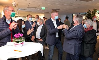 Bürgermeister Ulrich Rolfsmeyer gratuliert seinem Nachfolger Andreas Hüffmann. - Frank-Michael Kiel-Steinkamp