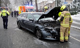Auf der Warburger Straße kollidierten am Montagvormittag zwei Personenwagen. Dabei wurden die beiden Fahrer leicht verletzt. - Ralph Meyer