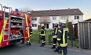 45 Einsatzkräfte der Feuerwehr Salzkotten wurden zum Küchenbrand im Stadtteil Verne alarmiert. - Ralph Meyer