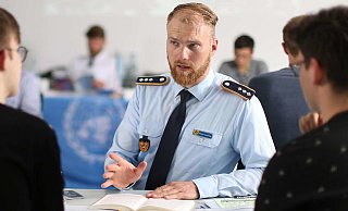 Ein Jugendoffizier beantwortet bei einer Informationsveranstaltung die Fragen von Schülern. - Bundeswehr