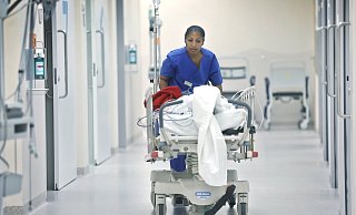 Die Zahl derer, die mit dem Rettungswagen gebracht werden, ist in der Notaufnahme des Klinkums nahezu gleich geblieben. - Sarah Jonek