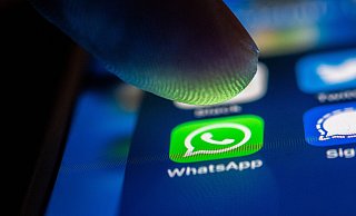 Der Klick auf Whatsapp: Auch wer Fotos einfach weiterleite kann Probleme bekommen. - dpa