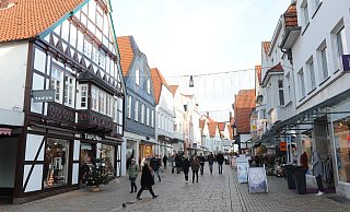 Shoppen ist eine beliebte Freizeitbeschäftigung. In Ostwestfalen mögen die Menschen besonders die kleinen Fußgängerzonen und kleineren Städte, wie hier in Lübbecke. - Spreen-Ledebur