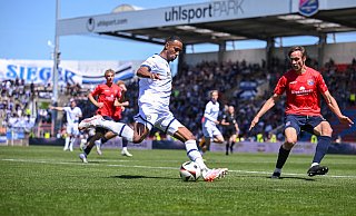 Noah Sarenren Bazee (l.) holte beim Auswärtsspiel in Unterhaching einen Elfmeter für Arminia Bielefeld heraus. - Teresa Kroeger/RHR-FOTO