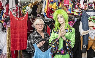 Neben bunten Outfits der 20er- und 70er-Jahre hat Katrin Sobiana auch kreative Kostüme wie huckepack-tragende Zwerge im Angebot. - Jörg Dieckmann