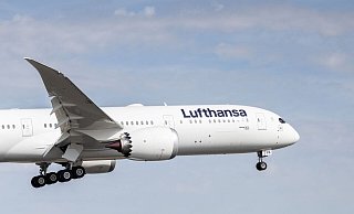 Die Maschine wurde nach Boston umgeleitet, wo der Verdächtige festgenommen wurde. (Symbolbild) - Hannes P Albert/dpa