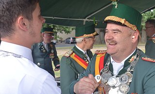Freude pur: Der neue Bezirkskönig Bernd Petermeier (r.) nimmt die Glückwünsche eines Jungschützen entgegen. - Dietmar Gröbing