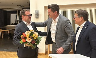 Unter den Augen von Versammlungsleiter Oliver Voigt gratuliert Tobias Walkenhorst dem neuen Bürgermeister-Kandidaten der CDU. Lars Bökenkröger ist zugleich auch der Amtsinhaber. - Nicole Sielermann