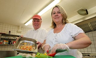 Günther und Bettina Schmidt laden bedürftige Kinder zu einem frisch zubereiteten Mahl in die Gaststätte "Alter Dorfkrug" ein. - Andreas Sundermeier