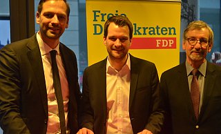Der Kreisverbandsvorsitzende Marc Lürbke (l.) und der Stadtverbandsvorsitzende Michael Hadaschik (r.) haben den Gastredner und Bundestagsabgeordneten Johannes Vogel in ihre Mitte genommen. - Dietmar Gröbing