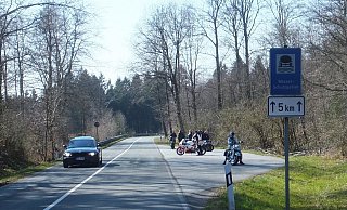 An dieser Haltebucht an der Landstraße mitten in der Egge bei Altenbeken hielten so manche Biker trotz Kontaktsperre Pläuschchen. - Privat
