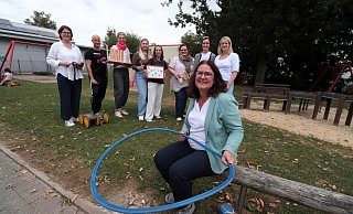 Nicole Schäfers (vorn) von der Kita Pusteblume mit den Kooperationspartnern Anna Sophie Türich (v. l.), Michael Grawe, Kathrin Wilke, Christina Wald, Jenny Zarath Knoblich, Andrea Stephan-Baier, Anna Lödige und Linda Freitag. - David Schellenberg