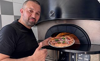 Roberto Marciano am neuen Steinofen, in dem er die neapolitanische Pizza backt. Zusammen mit seiner Familie betreibt er neuerdings das Restaurant am Versmolder Tennispark. - Familie Marciano