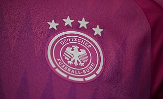 Blick auf das das pinke Auswärtstrikot. - Arne Dedert/dpa