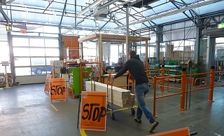 Bei Hornbach wird weiterhin fleißig eingekauft. Schilder weisen darauf hin, im Kassenbereich Abstand zu anderen Kunden zu halten. - Sabine Kauke