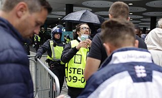 Stewards kontrollieren die elektronischen Tickets der Fans beim Betreten des Wembley-Stadions. - Foto: David Cliff/AP/dpa