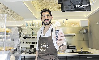 Guten Appetit: Daniel Aslan, Inhaber des Eiscafés La Luna ist für einen Ansturm gewappnet. - Franz Purucker