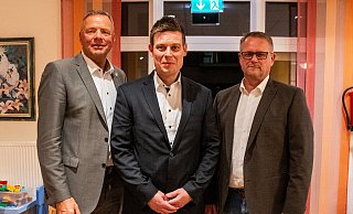 Das Foto zeigt Michael Scholle und die ersten Gratulanten, CDU-Stadtverbandsvorsitzender und Landtagsmitglied Matthias Goeken (l.), und CDU-Fraktionsvorsitzender Andreas Amstutz (r.). - CDU Bad Driburg
