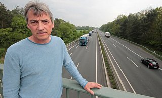 Der Hövelhofer Hartmut Wiethof wohnt in der Nähe der Autobahn 33 und setzt sich für mehr Lärmschutz ein. - Marco Schreiber