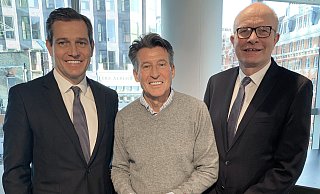 Michael Mronz (l.) und Bernhard Hoppe-Biermeyer (r.) stellten Ex-Leichtathletik-Weltstar Sebastian Coe in London das Konzept für Olympia an Rhein und Ruhr vor. - CDU NRW