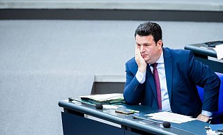 Hubertus Heil (SPD), Bundesminister für Arbeit und Soziales, im Plenum des Deutschen Bundestages. - Foto: Christoph Soeder/dpa