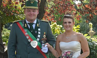 Sander Majestäten: Philipp Berkemeier und Alina Lempart im Garten der Gaststätte Meermeier. - Dietmar Gröbing