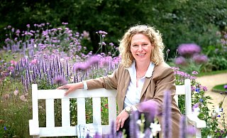Alexandra Matzke hat auf einer Bank im Apothekergarten des Botanischen Gartens Gütersloh Platz genommen. Das ist einer ihrer Glücksorte.  - Andreas Frücht