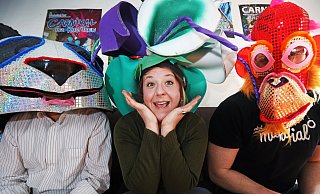 Schon in Carnivalstimmung zeigen Dirk Möller (l.), Maren Galke und Phil Oliver Kruse die ersten Kostüme für die nächste Parade - Sarah Jonek