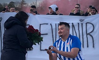 Bünyamin Savran vom TFC Werther macht seiner Freundin Zülal Usta einen Heiratsantrag nach dem Spiel - Aylin Nasil Bünyamin Savran vom TFC Werther macht seiner Freundin Zülal Usta einen Heiratsantrag nach dem Spiel - Aylin Nasil