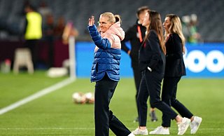 Cheftrainerin Sarina Wiegman und ihre Engländerinnen sind noch nicht für die Olympischen Spiele in Paris qualifiziert. - Zac Goodwin/PA Wire/dpa
