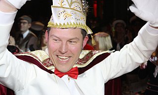 Der neue Prinz Christian I. Hartmann bahnt sich den Weg zur Bühne durch die tosende Stadthalle. - Regina Brucksch