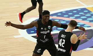 Isaac Bonga (l) ist ein wichtiger Spieler für das deutsche Team. - Matthias Stickel/dpa