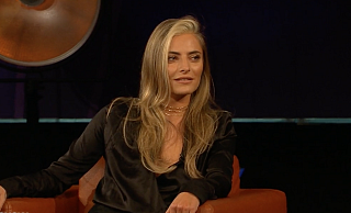 Im Gespräch mit Moderatorin Barbara Schöneberger erzählt Schauspielerin Sophia Thomallaüber ihr Investment in das Gütersloher Unternehmen Schüttflix. - Screenshot ndr.de