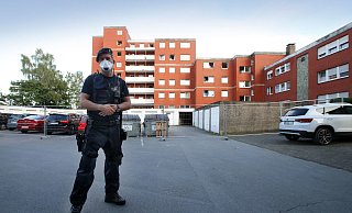 Die Polizei hat eine Siedlung mit Wohnhäuseren von Tönnies-Werkvertragsarbeitern in Verl-Sürenheide gesperrt. - Patrick Menzel