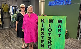 Kirsten Wlotzke Mast (rechts) verkauft für drei Wochen ausgewählte Designer-Mode ihrer gleichnamigen Boutique im Pop-up-Store an der Kökerstraße und wird dabei tatkräftig von ihrer Kollegin Simone Johannwille unterstützt. - Jule Prietzel