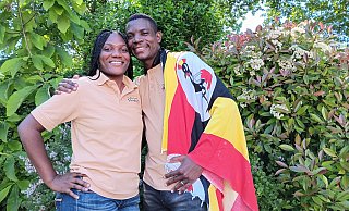 Lindah Nabakooza und Brian Bisusa sind zum ersten Mal in Deutschland und wollen in Gütersloh auf Uganda als Reiseziel aufmerksam machen. - Amelie Halstenberg