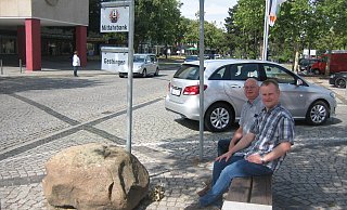 Kurze Wartezeit: Uwe Lomberg und Nahverkehrsexperte Henning Vieker (r.) testeten die Mitfahrbank vor dem Rathaus - Klaus Frensing