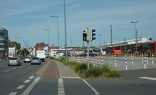 Auf dieser Fläche nahe des Hauptbahnhofs, wo heute bereits Stellplätze sind, wird das neue städtische Parkhaus an der Bahnhofstraße gebaut. - Sabine Kauke