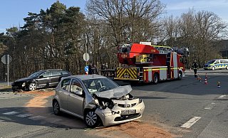 Auf der Brockhagener Straße in Bielefeld-Ummeln sind am Montagmorgen bei einem Verkehrsunfall zwei Autos komplett zerstört worden. - Paul Brinkmann