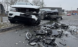 Bei einem Verkehrsunfall auf der Eckendorfer Straße wurden zwei Frauen verletzt. - Paul Brinkmann