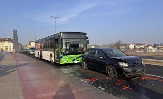 Der Bus krachte in das Heck des VW und löste damit eine Kettenreaktion aus. Insgesamt vier Autos und der Bus wurden beschädigt. - Patrick Schwemling