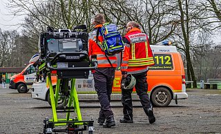 Mitarbeiter von Rettungsdienst und Feuerwehr gehen zurück zu ihrem Fahrzeug. Fünf Schüler sind bei dem Vorfall leicht verletzt worden. - Paul Brinkmann