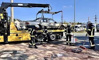 Nach der Kollision mit einem Lkw muss der Pkw im Bielefelder Süden abgeschleppt werden. Es kam zur Sperrung der Paderborner Straße. - Barbara Franke