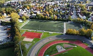 Aus der Luft ist der Standort der Freilufthalle auf der Rußheide gut zu sehen. Der rote Tartanplatz wird dafür überdacht. - Eike Horstmann