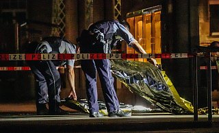 Versuchtes Tötungsdelikt am Neuen Rathaus* Mordkommission Doppel: 21-jähriger Bielefelder lebensgefährlich verletzt Tat in der Nacht von Samstag, 17.8. auf Sonntag, 18..8.2024. Zweiter möglicher Tatort: Jahnplatz vor McDonalds, Bank und Mülleimer - Paul Brinkmann