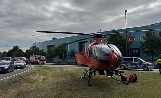 Bei einem Unfall auf dem Ostwestfalendamm ist am Dienstagmorgen auch ein Rettungshubschrauber im Einsatz. - Paul Brinkmann
