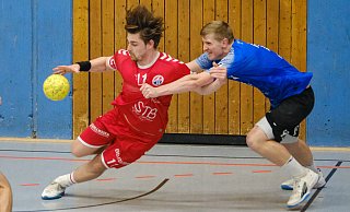 Bielefeld Fynn Prüßner zeigt seinem Spenger Gegenspieler Mika Kösters (r.), was ein Haken ist. TSG II gewann das Derby klar. - Andreas Zobe