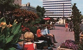 1972, der Kesselbrink in Bielefeld blüht. Das Telekomhochhaus ist gerade fertiggestellt worden. - Stadtarchiv Bielefeld